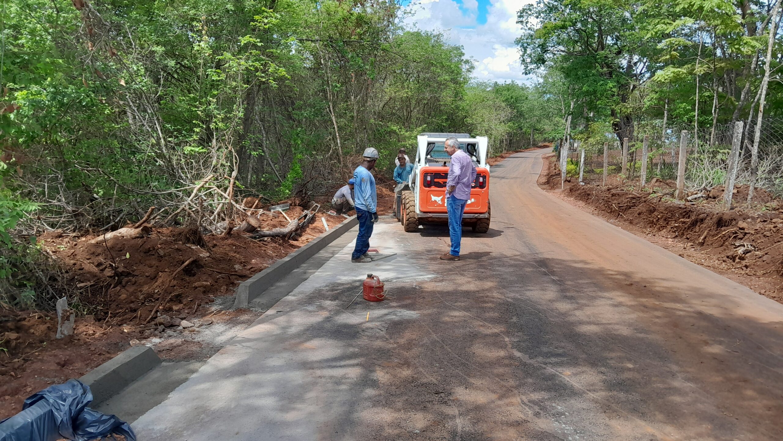 CONSTRUÇÃO DE MEIO-FIO E SARJETAS NO BAIRRO BEIRA LAGO