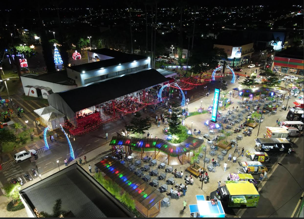 Luzes de Natal e Cantata encantam o público na Praça da Prefeitura