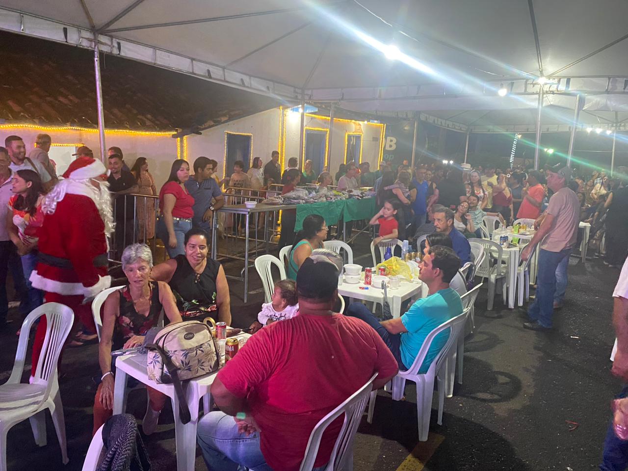 ACENDER DAS LUZES DE NATAL TEVE FEIRA GASTRONÔMICA