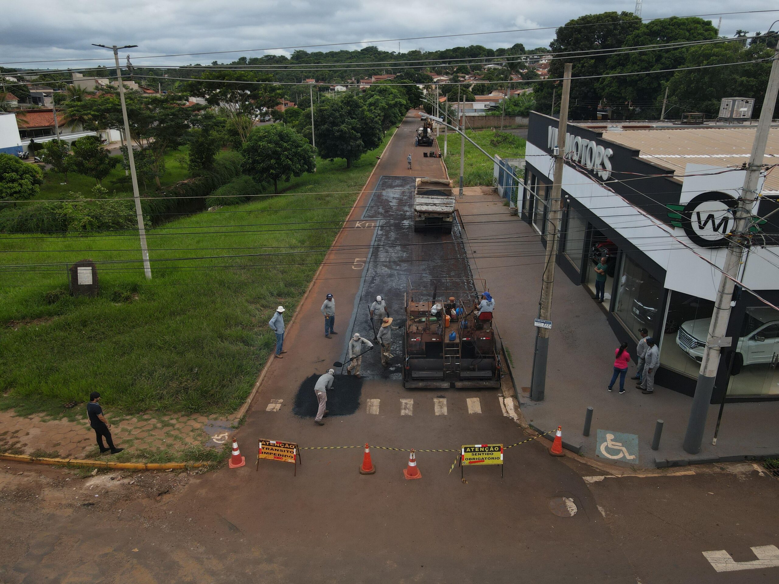 Prefeitura de Ituiutaba realiza ação emergencial de pavimentação na Avenida José João Dib após forte chuva