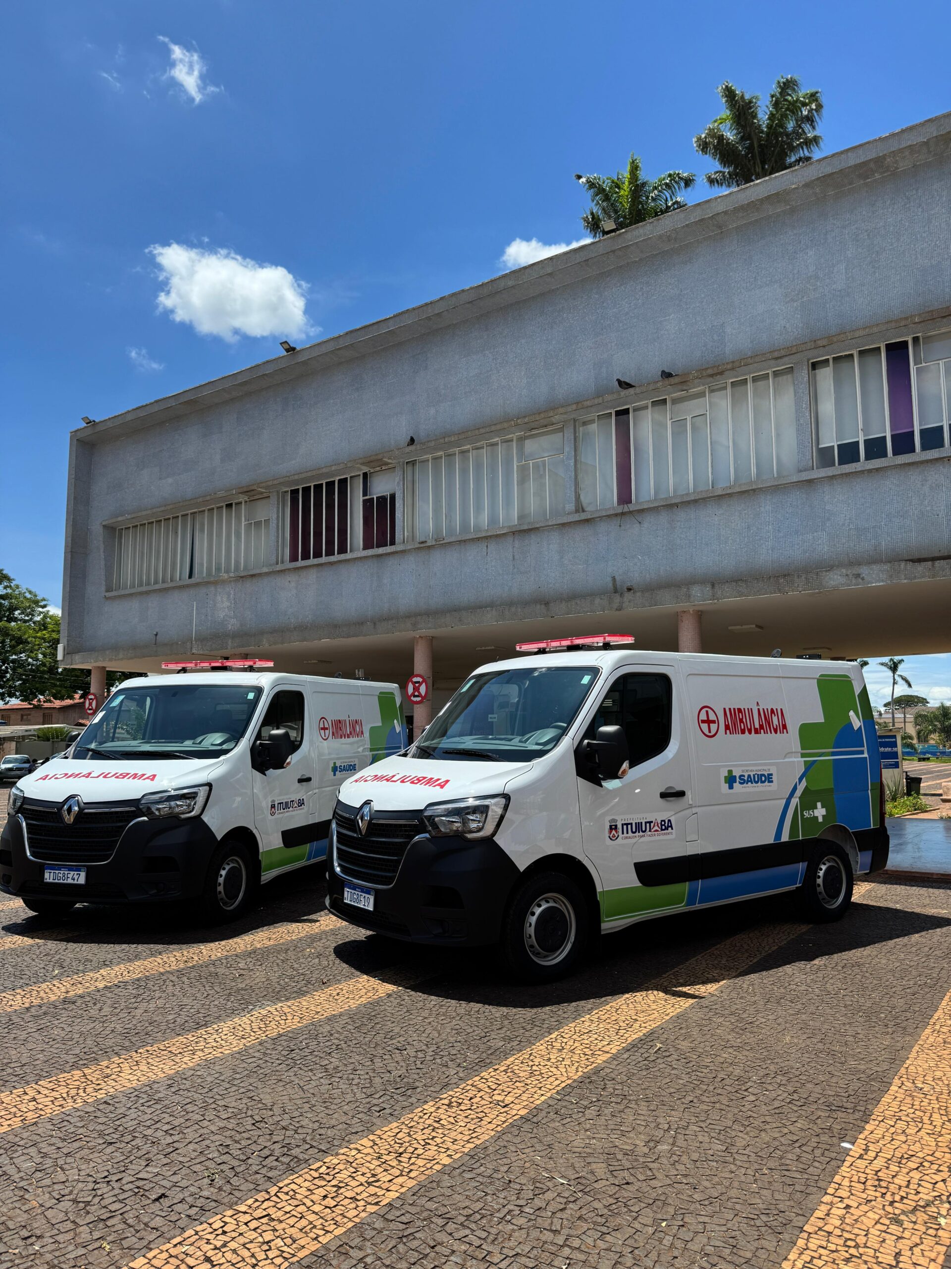 PREFEITURA DE ITUIUTABA REFORÇA FROTA DA SECRETARIA DE SAÚDE COM DUAS NOVAS AMBULÂNCIAS