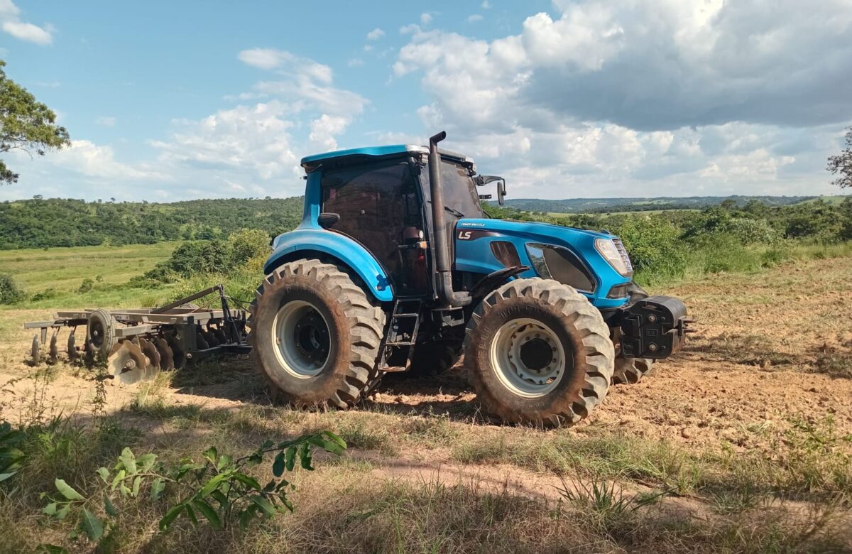 Apoio na gradeação e produção de silagem em Cascalho Rico