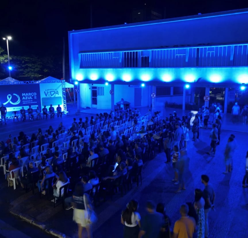 Prédio da prefeitura recebe iluminação da campanha de prevenção ao câncer de intestino